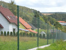 Montáž čtyřhranného pletiva a podhrabových desek – Chrást Montáž čtyřhranného pletiva a podhrabových desek – Chrást